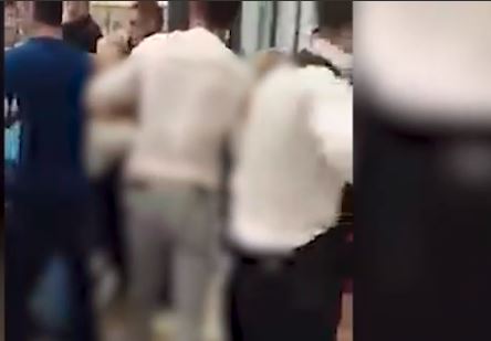 Ne zna se ko koga udara: Skandalozna tuča na svadbi (VIDEO)