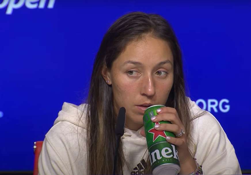 “Pomaže da ublažim poraz” Ispala sa US Opena, pa se na konferenciji pojavila sa limenkom piva u ruci (VIDEO)