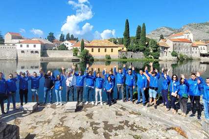 Plava boja preplavila Trebinje: Kandidati Ujedinjene Srpske organizovali druženje sa građanima (FOTO)