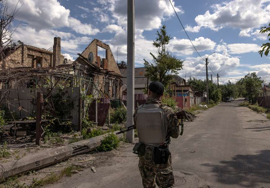 Sklanjaju RUSKE ZASTAVE: Ukrajinski vojnici umarširali u grad (VIDEO)