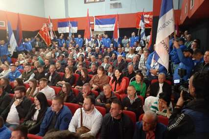 Više ljudi stoji nego što sjedi: Opet prepune sale na tribini Ujedinjene Srpske (FOTO)