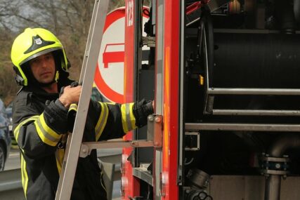 Instalacije uzrok požara na automobilu: U Sarajevu se zapalio “sitroen”, oštećena još 2 vozila