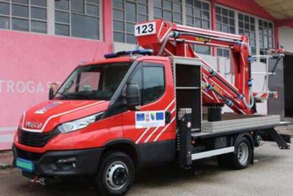 KAMION OD 120.000 EVRA Rogatički vatrogasci dobili najsavremenije vozilo za gašenje požara i spasavanje na visini