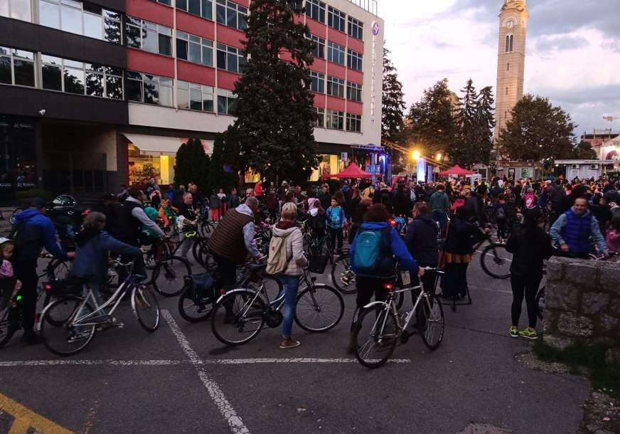 Biciklisti dočekali svojih sat vremena: Kolona prošla ulicama grada, na dvotočkašima i klinci i kućni ljubimci (FOTO)