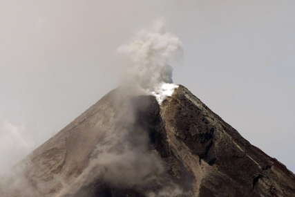 Uspon na vulkan se pretvorio u tragediju: Šest osoba poginulo, spasioci nisu uspjeli da dođu do preživjelih turista