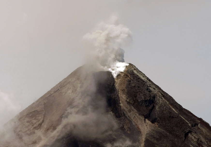 Uspon na vulkan se pretvorio u tragediju: Šest osoba poginulo, spasioci nisu uspjeli da dođu do preživjelih turista