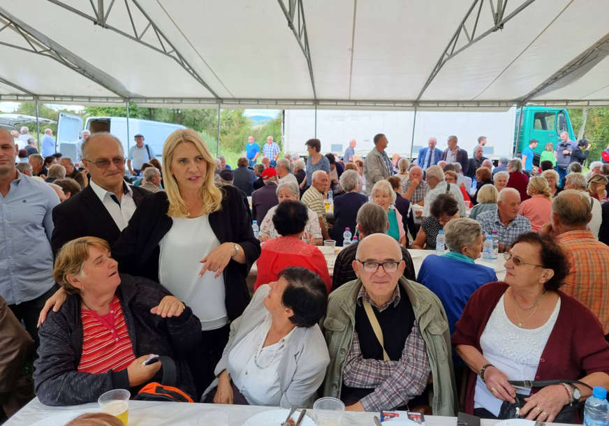 Cvijanovićeva se družila sa penzionerima: Moramo štititi našu najstariju populaciju (FOTO)