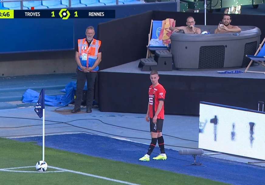 Neviđene scene u Francuskoj: Navijači iz đakuzija gledali utakmicu na stadionu (FOTO)