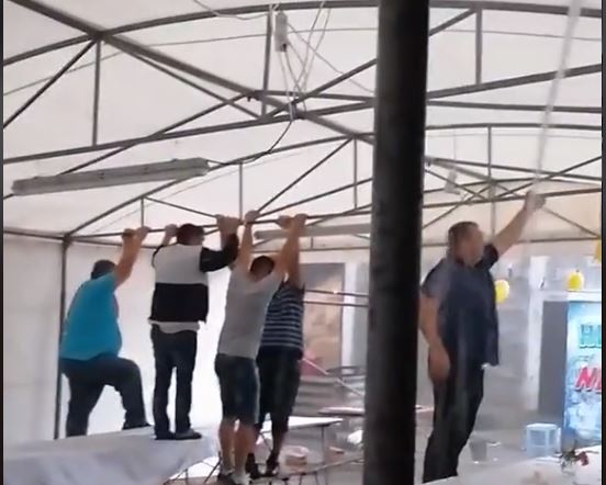 "Dragi gosti, peraja su vam ispod klupe" Nevrijeme pokvarilo veselje, domaćini visili sa konstrukcije šatora da ne odleti zbog vjetra (VIDEO)
