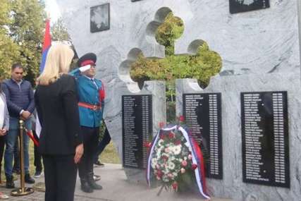 “Srpska iznad svih interesa” Cvijanovićeva položila vijenac na spomenik poginulim borcima VRS