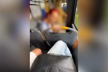 Jeziva scena iz autobusa uznemirila putnike: Žena htjela da ga polije vodom, a dijete roni suze (VIDEO)
