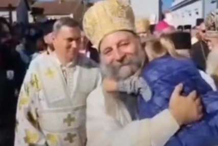 Prizor nikoga neće ostaviti ravnodušnim: Emotivni susret patrijarha Porfirija i djevojčice u Vukovaru (VIDEO)