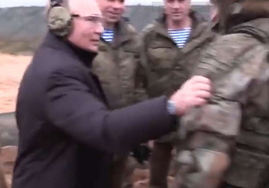 Putin posjetio vojni kamp i zaprepastio javnost: "Ovo nije on, pogledajte mu ruke!"
