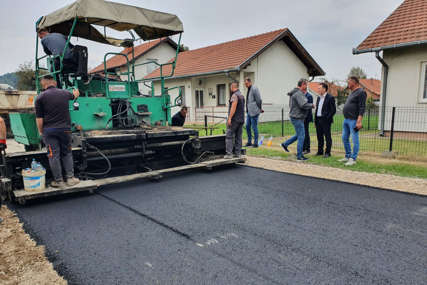 Novi asfalt dobile dvije ulice Ugljevika: Načelnik Perić zajedno sa mještanima posjetio radove