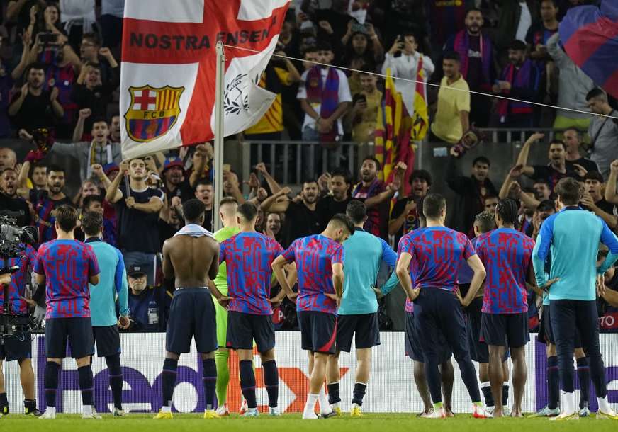 Navijači Barselone vratili igrače iz svlačionice: Skandiranje ekipi i stručnom štabu poslije poraza od Bajerna (VIDEO)