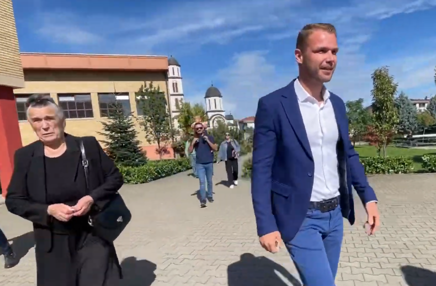 Gradonačelnik Banjaluke izašao na glasanje: Stanivuković na biračko mjesto stigao sa svojom bakom (VIDEO)