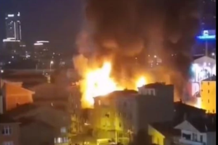 Plamen guta zgradu: U eksploziji u Istanbulu ima poginulih