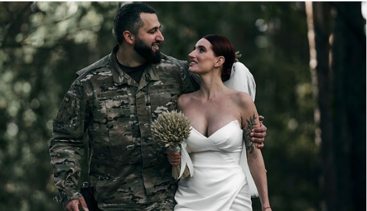 Neobično vjenčanje za vrijeme rata:  Ukrajinska snajperistkinja se udala u šumi, puška kao "modni dodatak" (VIDEO, FOTO)