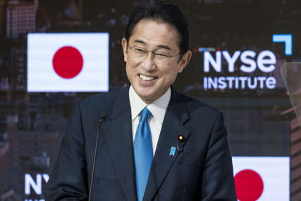 Bune se u Pekingu: Japanski premijer poslao poklon koji se povezuje sa japanskom militarizacijom