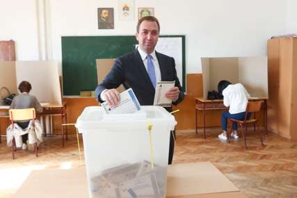 Selak glasao u Šargovcu: Lider SPS na biračko mjesto došao sa suprugom