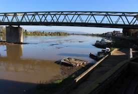 Podivljala Sava kod Gradiške: Vodostaj ubrzano raste, a rijeka nosi sve pred sobom (Foto)