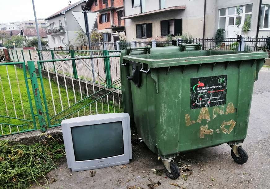 "Nikad ne znate kada će trgovine baciti stvari, sve je stvar sreće" Kopajući po smeću ZARADILA skoro 145.000 KM