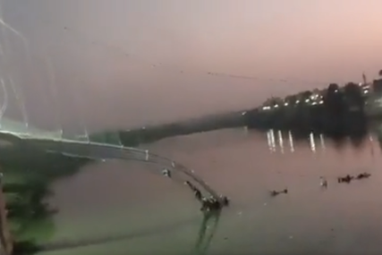 Nesreća u Indiji: Srušio se viseći most, NAJMANJE 40 MRTVIH (VIDEO)