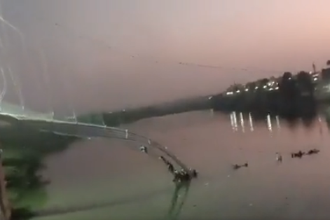 Nesreća u Indiji: Srušio se viseći most, NAJMANJE 40 MRTVIH (VIDEO)