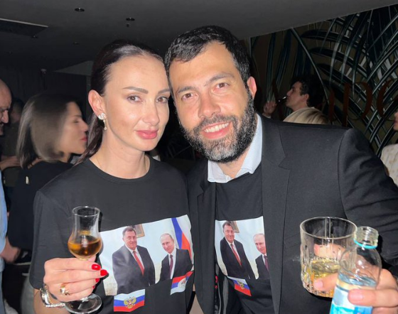 Slavilo se tokom izborne noći: Gorica  i Igor sa majicama na kojima su Putin i Dodik pratili rezultate (FOTO)