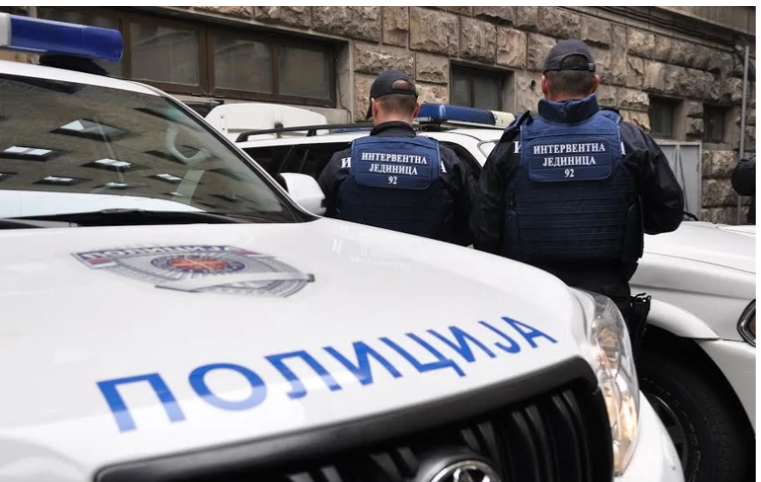 MUP Srbije hapsi policajce: Odavali podatke kriminalnoj grupi "Vračarci"