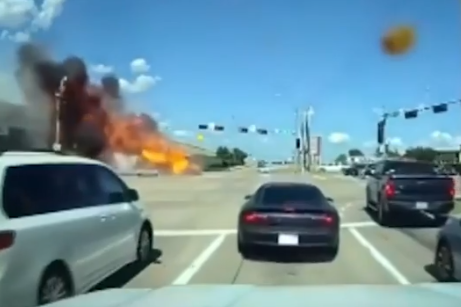 JEZIV SNIMAK NA MREŽAMA Zapalio se kamion na autoputu (VIDEO)