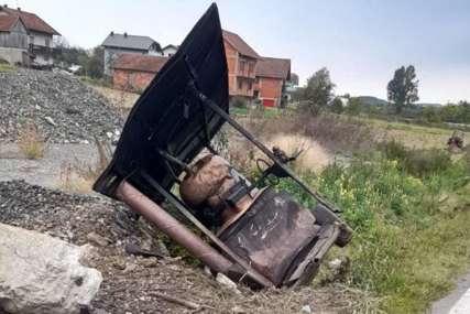Detalji nesreće kod Prijedora: Vozač "kedija" vukao rakijski kotao kada je sletio s puta