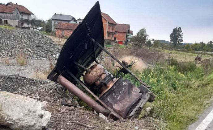 Detalji nesreće kod Prijedora: Vozač "kedija" vukao rakijski kotao kada je sletio s puta