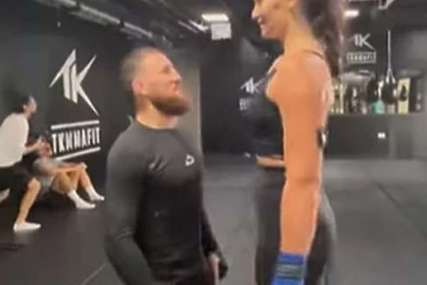 Postali hit na internetu: Kikbokserka od 198 centimetara poigrala se sa UFC borcem od 168 (VIDEO)