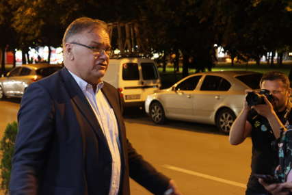 "Nemojte mene, nisam ja kandidat" Mladen Ivanić došao u štab da podrži PDP, pa nasmijao fotoreportere
