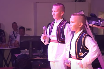 Dječaci čuvaju tradiciju: Braća Luka i Njegoš  krajiškom pjesmom osvajaju srca publike