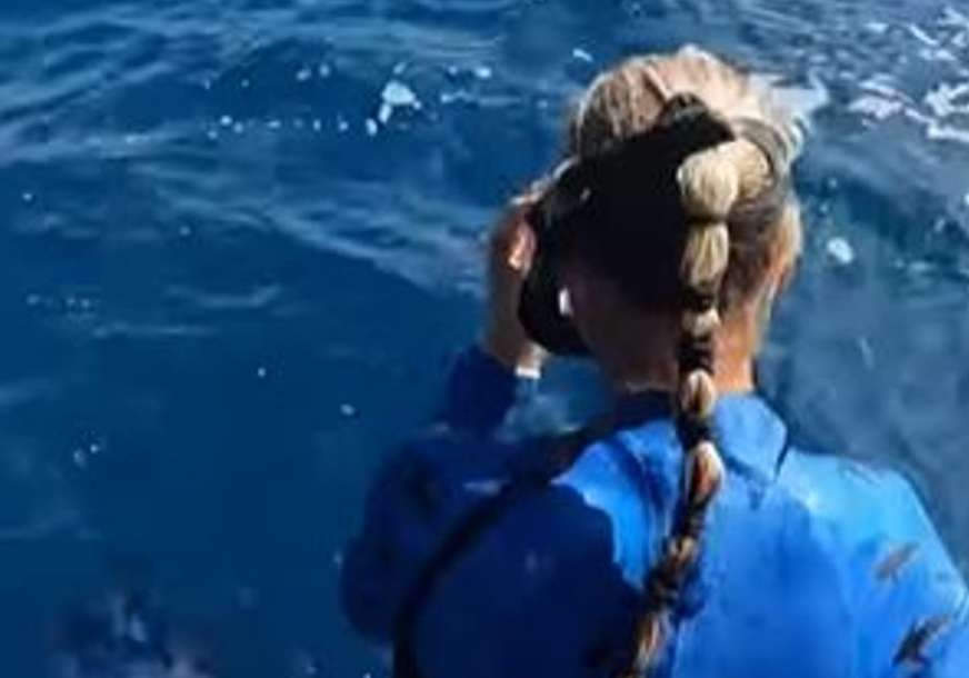 Za dlaku izbjegla ugriz morskog psa: Krenula uskočiti u more, a onda se pred njom stvorile velike ajkule (VIDEO)