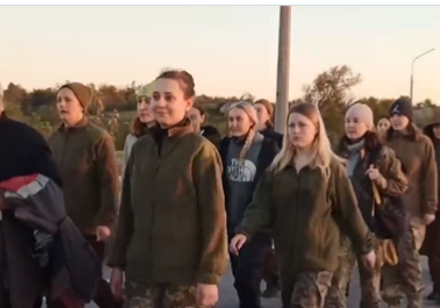 Ukrajinke u suzama dočekale slobodu: Objavljena velika razmjena žena ratnih zarobljenika (VIDEO, FOTO)