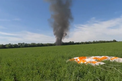 Pilot tokom katapultiranja SVE ZABILJEŽIO KAMEROM: Nevjerovatan snimak pada ruskog aviona iznad Ukrajine (VIDEO)