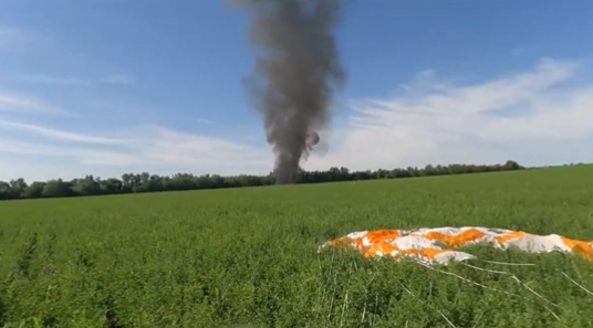 Pilot tokom katapultiranja SVE ZABILJEŽIO KAMEROM: Nevjerovatan snimak pada ruskog aviona iznad Ukrajine (VIDEO)