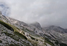 NAPRAVIO KOBNU GREŠKU Tinejdžer (16) u panici pozvao majku sa planine jer se zaglavio ispod litice