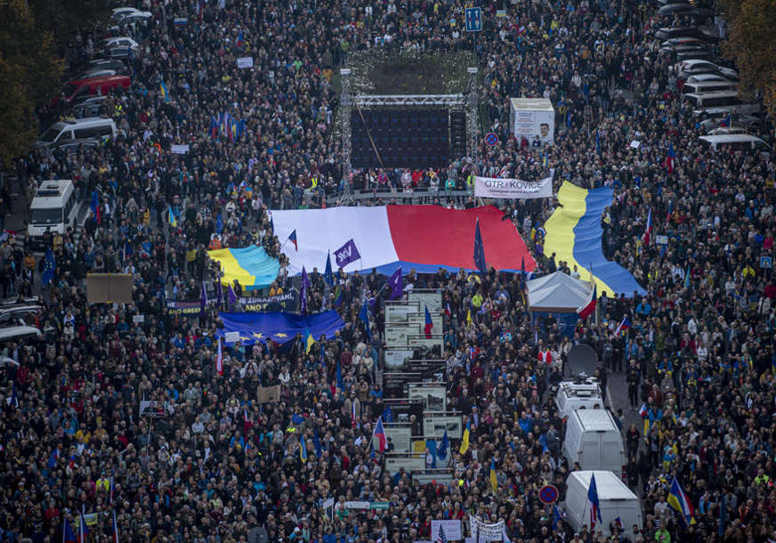 "Nećemo dozvoliti da Rusija uvuče cijeli svijet u mrak" Česi protestuju zbog ekstremizma i populizma