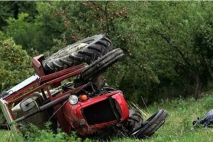 Krenuo po pomoć za sina, pa nastradao: Muškarac (63) doživio infarkt u šumi, njegov otac (83) poginuo u prevrtanju traktora