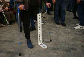 "JA NISAM PINOKIO" Među brojnim transparentima na protestu opozicije, Đuka je nosio jedan i to poseban (FOTO)