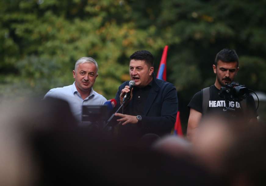 "RVI Đuka je odbio mito za glasanje i ovdje je sa nama" Milan Radović poručio da je najbitnija volja naroda (FOTO)