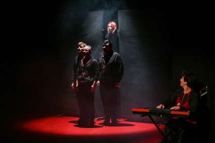 "Samo su smrt i kredit neizbježni" Na "Zapletu 14" odigrana predstava "Realisti" zagrebačkog Exit teatra (FOTO)