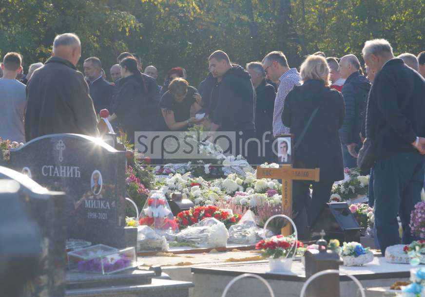 "Putuj Mladene, brate moj, jer s neba si i došao" Sestra u suzama pročitala pjesmu posvećenu Mladenu (FOTO)