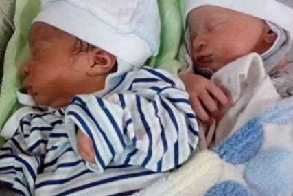 I majka i ljekari poslije porođaja ostali u čudu: Jednojajčani su blizanci, ali nimalo ne liče (VIDEO, FOTO)