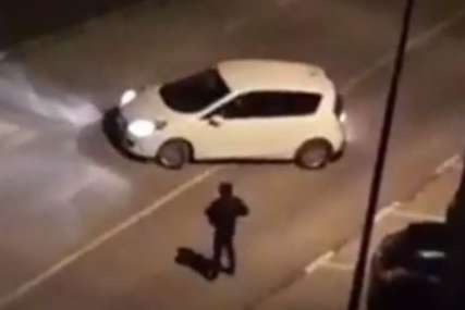 Drama nasred ulice: Djevojka navodno pokušala udariti momka automobilom, pa ga tukla šakama (VIDEO)