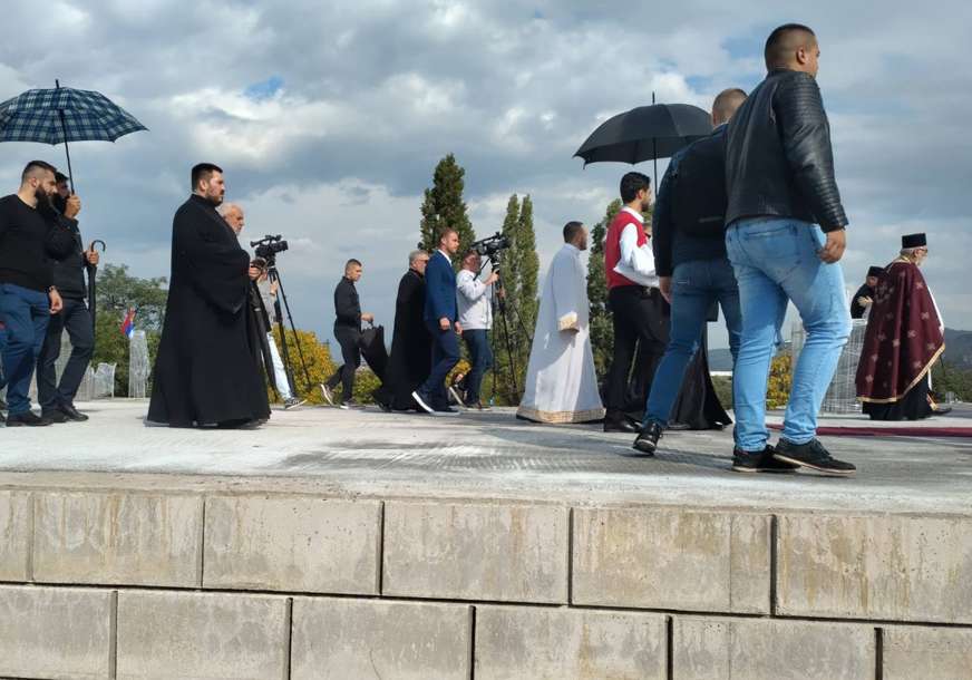 “Srpski narod svoju istoriju vezao za crkvu” Episkop Jefrem osveštao temelje novog Hrama u banjalučkom naselju Ada (FOTO)